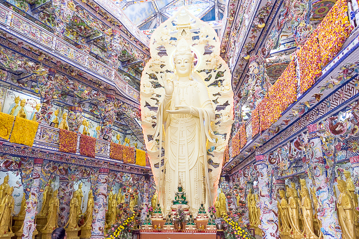 Read more about the article The Mosaic Madness of the Linh Phước Pagoda